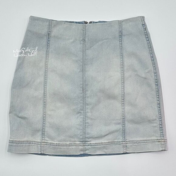 Wild Fable Light Wash Denim Mini Skirt Size 8 / 25 - Picture 1 of 3